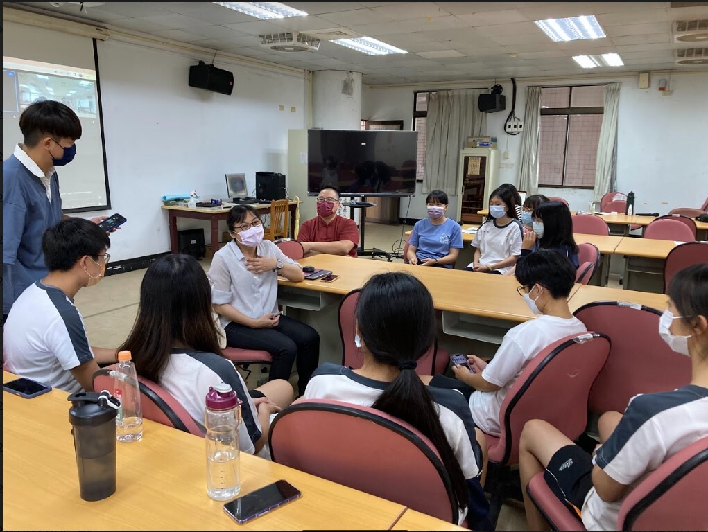 潮州高中SDGs主題探討活動應用物理系許慈方老師、科學傳播學系鄧宗聖老師授課實記