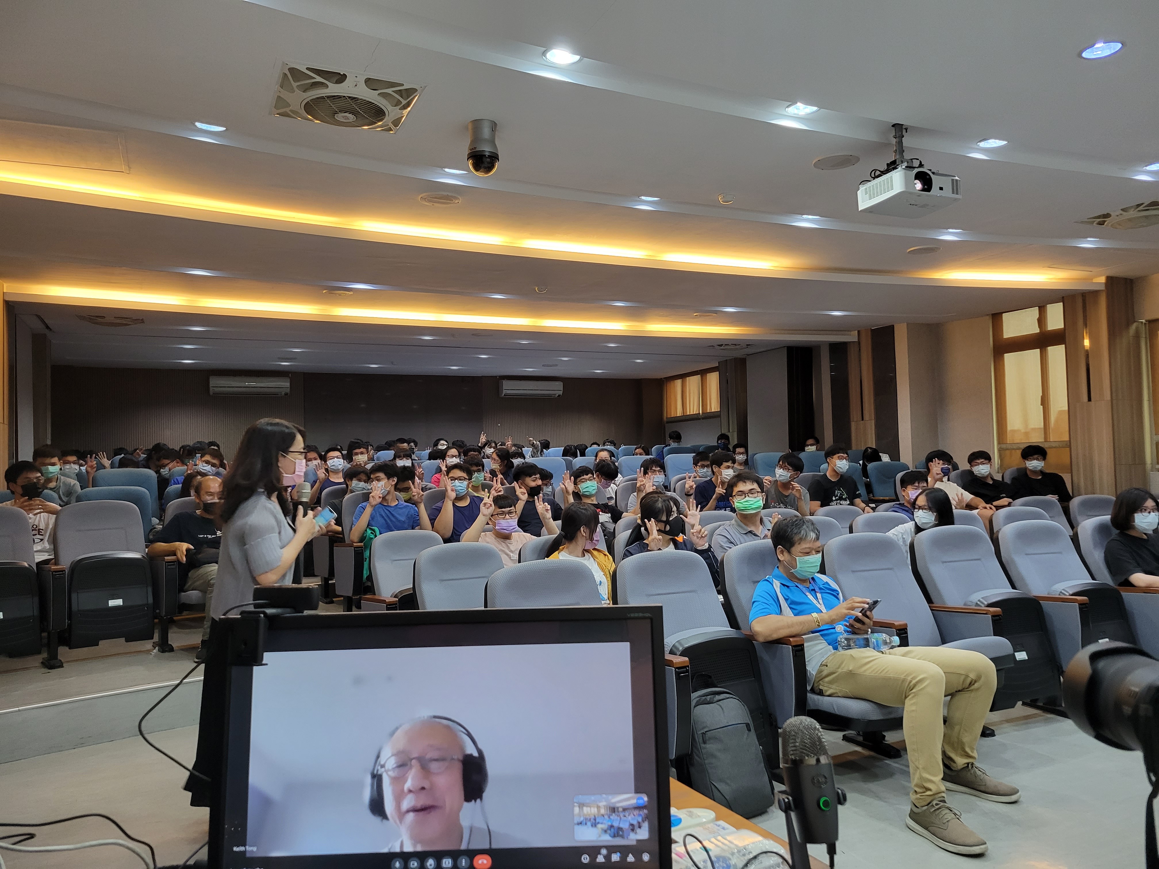應用物理系演講活動:Failing forward or incremental success: learning English for life